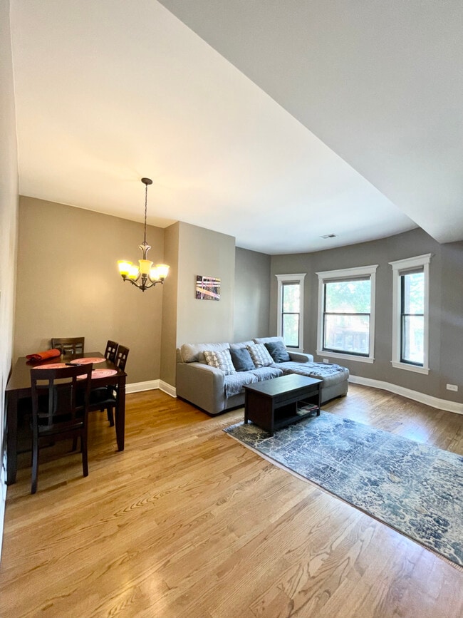 Building Photo - 4214 N Kenmore Ave