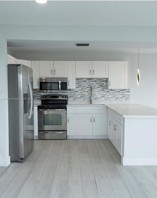 Building Photo - 4174 Inverrary Dr