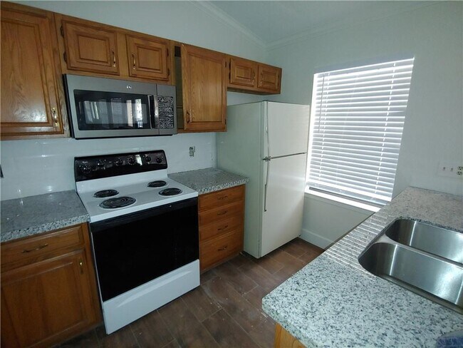 Building Photo - 21107 Highland Lake Dr