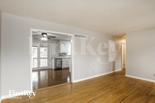 Building Photo - 7625 NW Milrey Dr