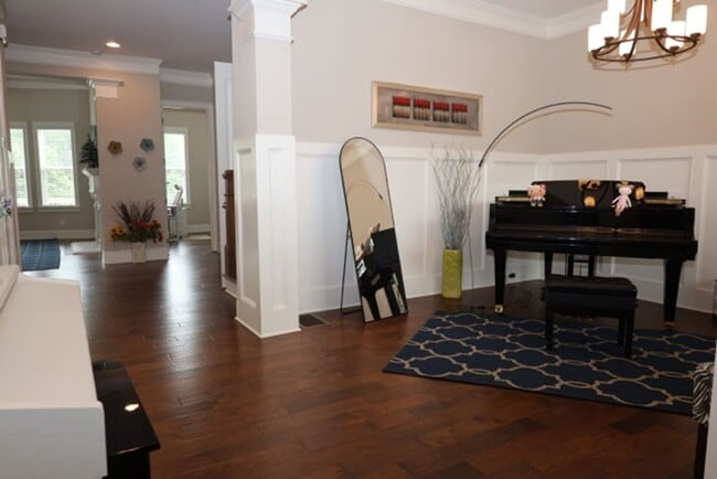 Building Photo - Single Family Home In Desired Neighborhood...