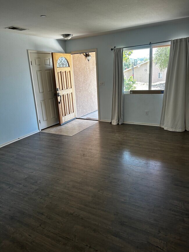 Foto del edificio - 9744 Sierra Madre Rd
