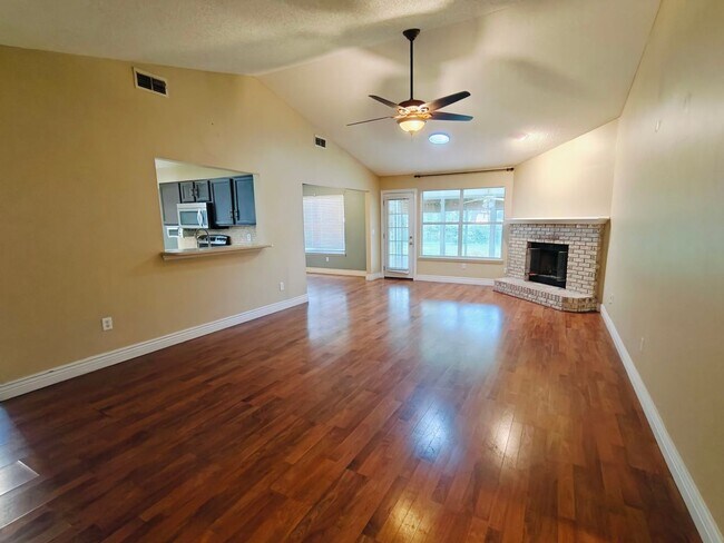 Building Photo - Charming 3 bedroom, 2 bath Fleming Island Home with Fireplace, Sunroom & Fire Pit!