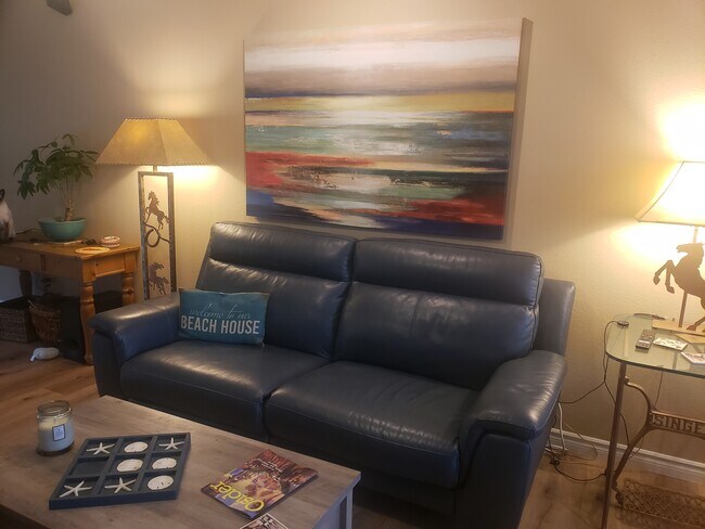 Nuevo sofá reclinable de cuero - 4564 Beverly Glen Dr