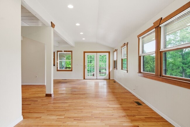 Building Photo - Spacious 4-Bedroom Pet Friendly Home in a Peaceful Rural Setting