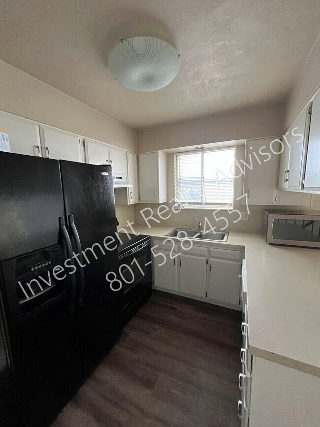 Building Photo - Spacious Duplex in Holladay!