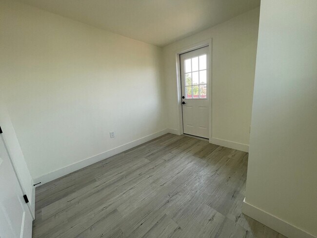 Building Photo - 1846 Klauber Ave