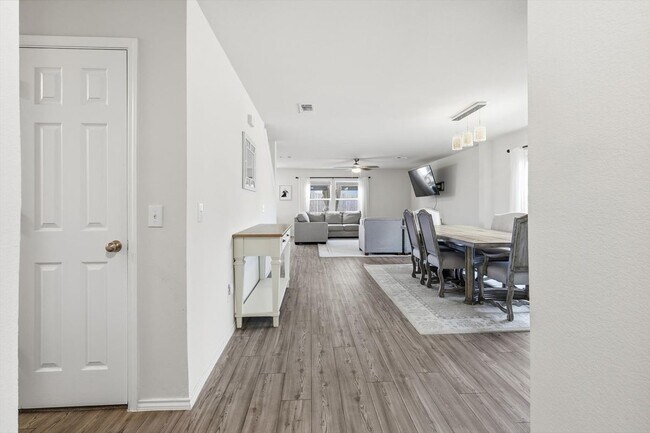 Foto del edificio - 16041 Pious Dr