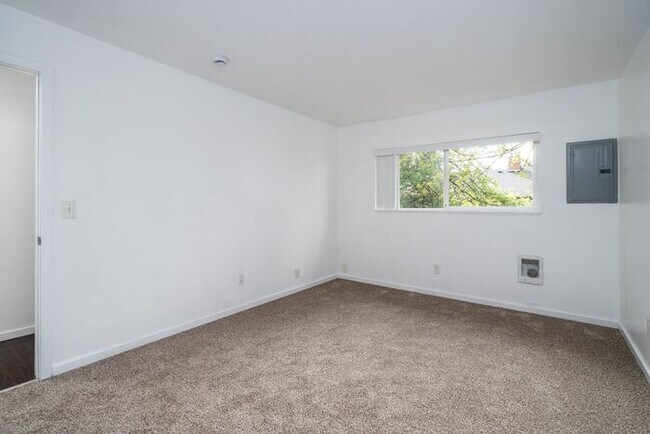 Building Photo - 2 bedroom in Roseway!! Pets OK!