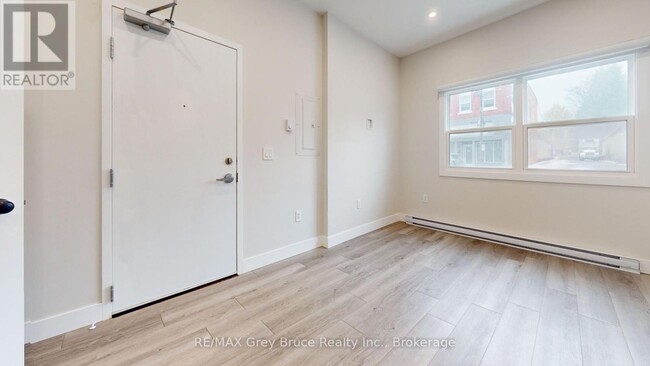 Photo du bâtiment - 39 1st Ave S