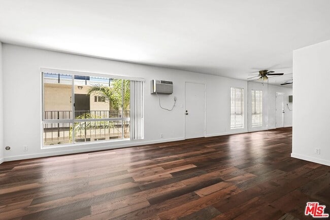 Foto del edificio - 837 N W Knoll Dr