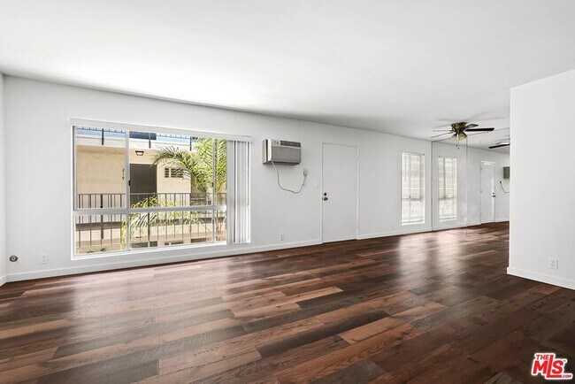 Building Photo - 837 N W Knoll Dr