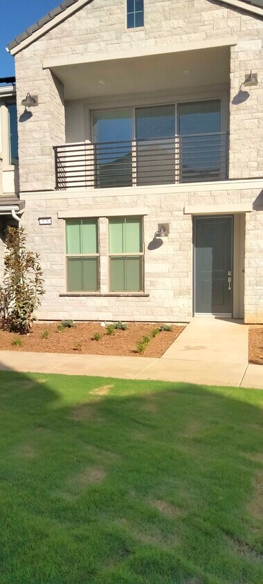 Primary Photo - 578 N Helm Ln