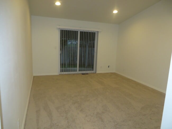 Building Photo - lynd04