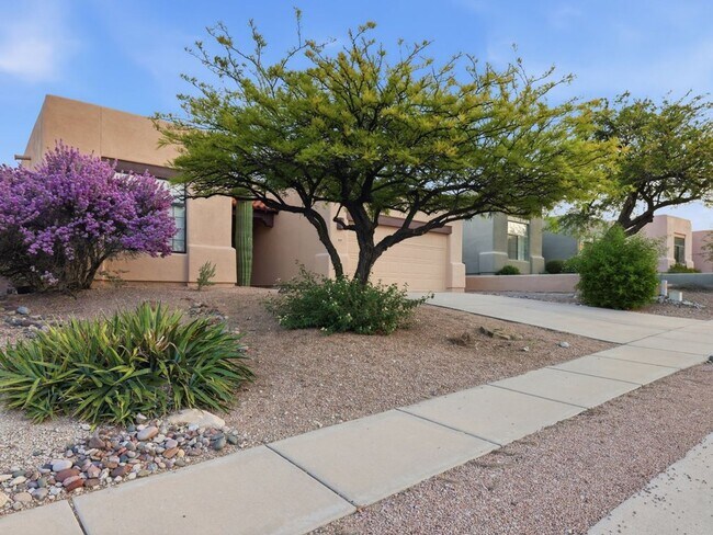 Foto del edificio - Beautiful  3-Bedroom Home with Desert Oasis Backyard