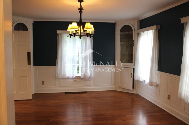 Building Photo - 5 Bedroom, 4 Bathroom Historic Tacoma Home