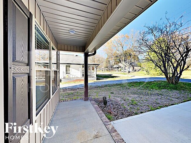 Building Photo - 916 Longview Ave