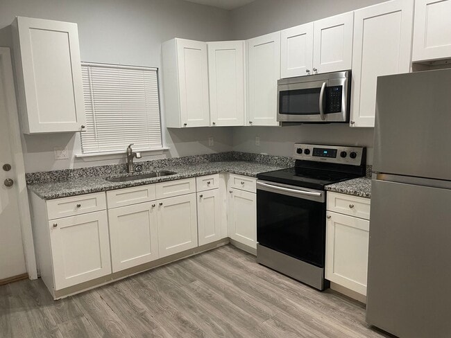 Building Photo - Welcome to this charming home located in t...