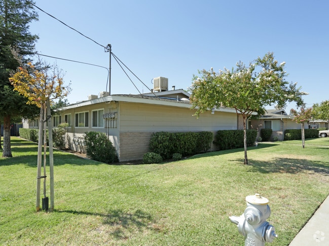 Building Photo - 4540 E Sierra Madre Ave