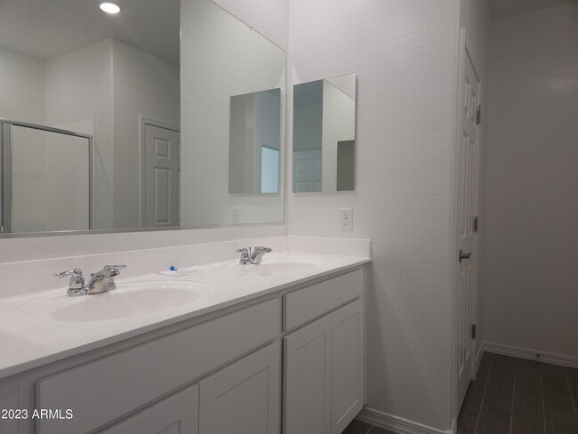 Building Photo - 5541 W Ldg Dr