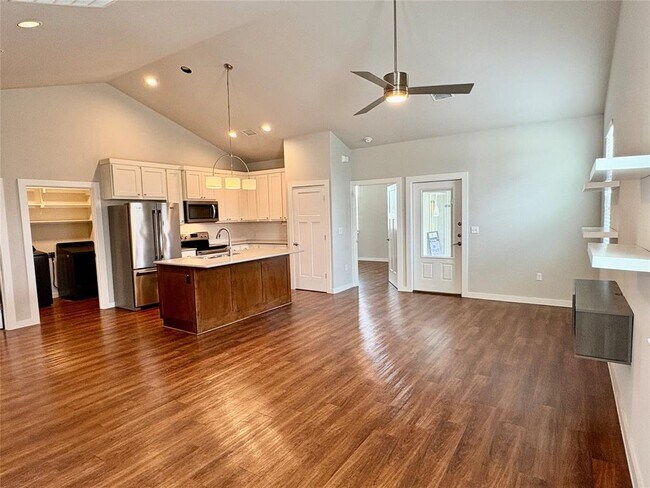 Building Photo - 241 Rose Dr