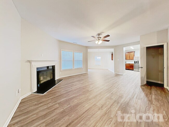 Building Photo - 807 Chastain Ave