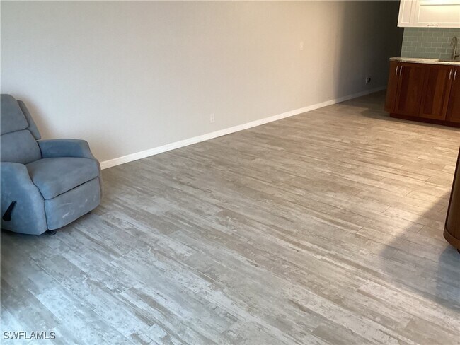 Foto del edificio - 5565 Trailwinds Dr