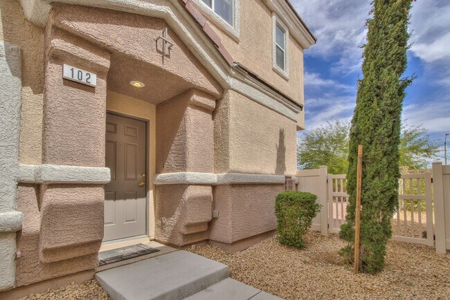 Building Photo - *$500 OFF FIRST MONTHS RENT* SPACIOUS 3 BE...