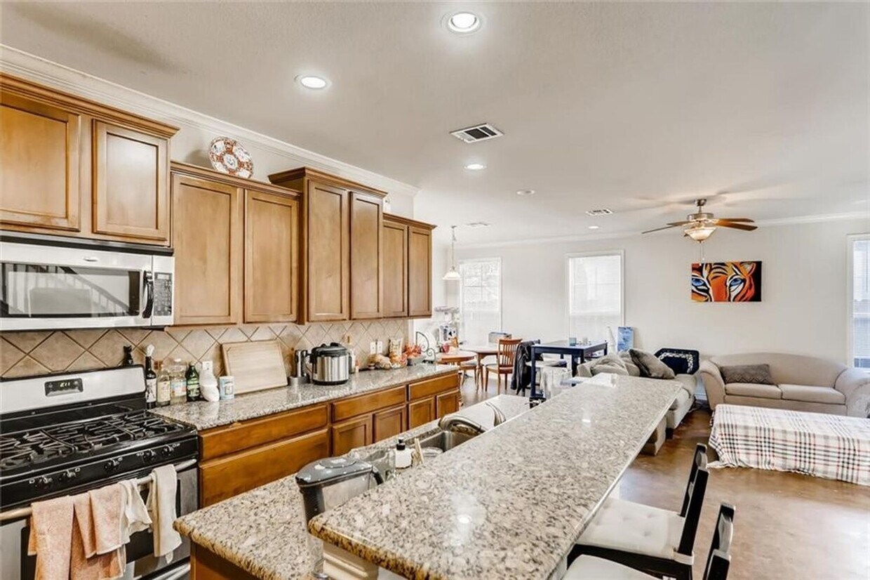 Primary Photo - UT PRE-LEASE: 6 BR/4 BA in Hyde Park - 2 S...