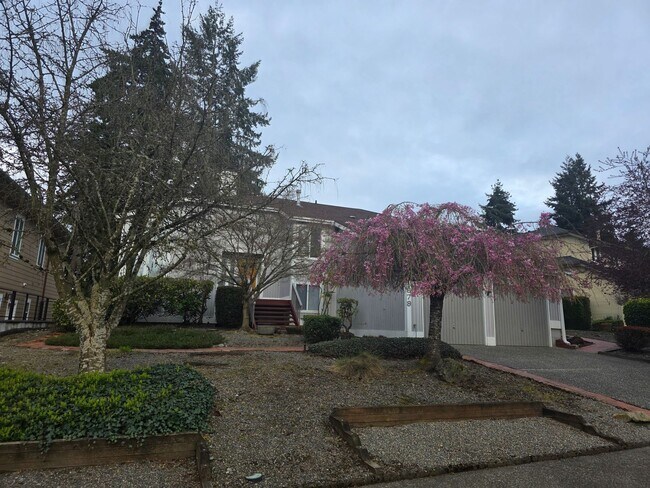 Foto del edificio - Twin Lakes life on a golf course - 4 bedroom 2.5 bathroom with 2 car garage - Move in now!