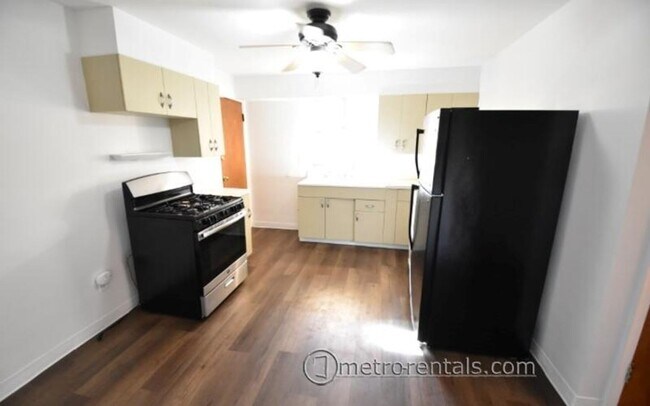 Foto del edificio - 61-61D E Henderson Rd