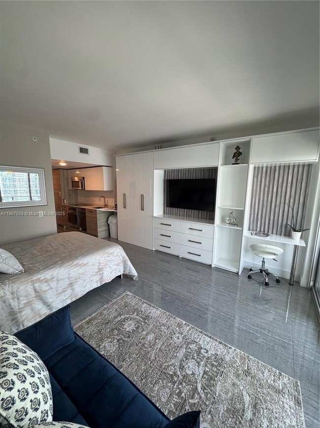 Building Photo - 1300 Brickell Bay Dr