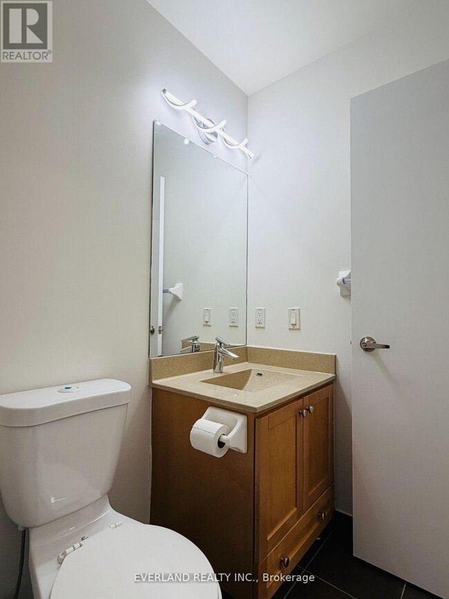 Building Photo - 125 Village Green Square