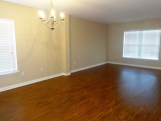 Foto del edificio - 405 Crystal Oaks Ln
