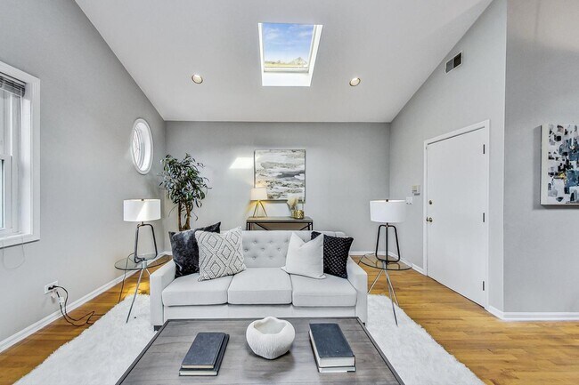 Foto del edificio - 3317 N Kenmore Ave