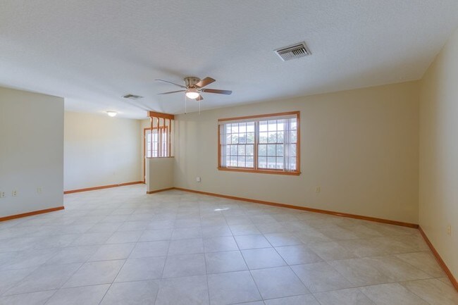 Foto del edificio - 290 Canby Cir