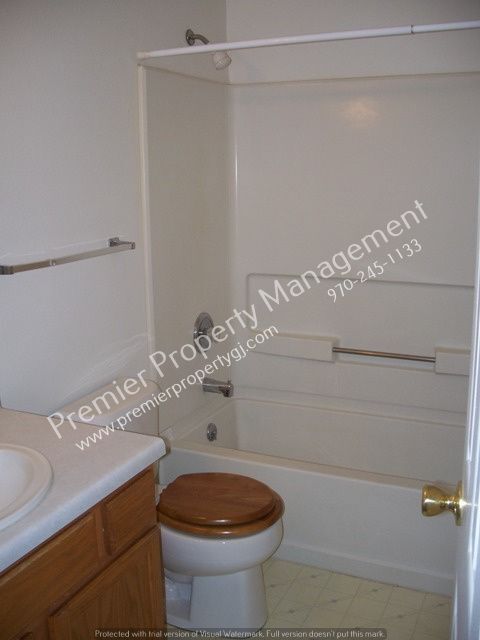 Building Photo - 3 Bedroom 2 Bath Close To Schools