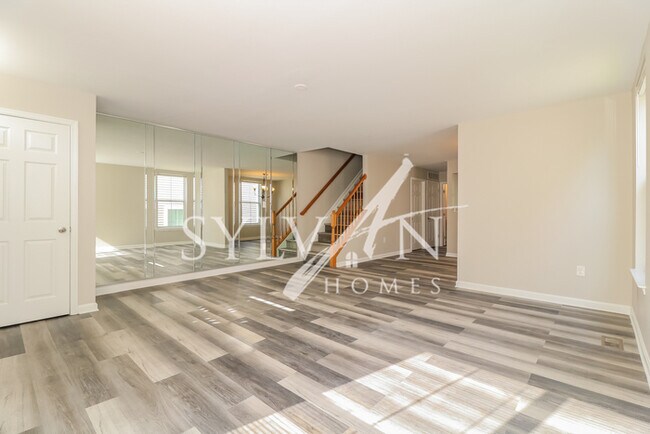 Building Photo - Gorgeous end unit townhome!