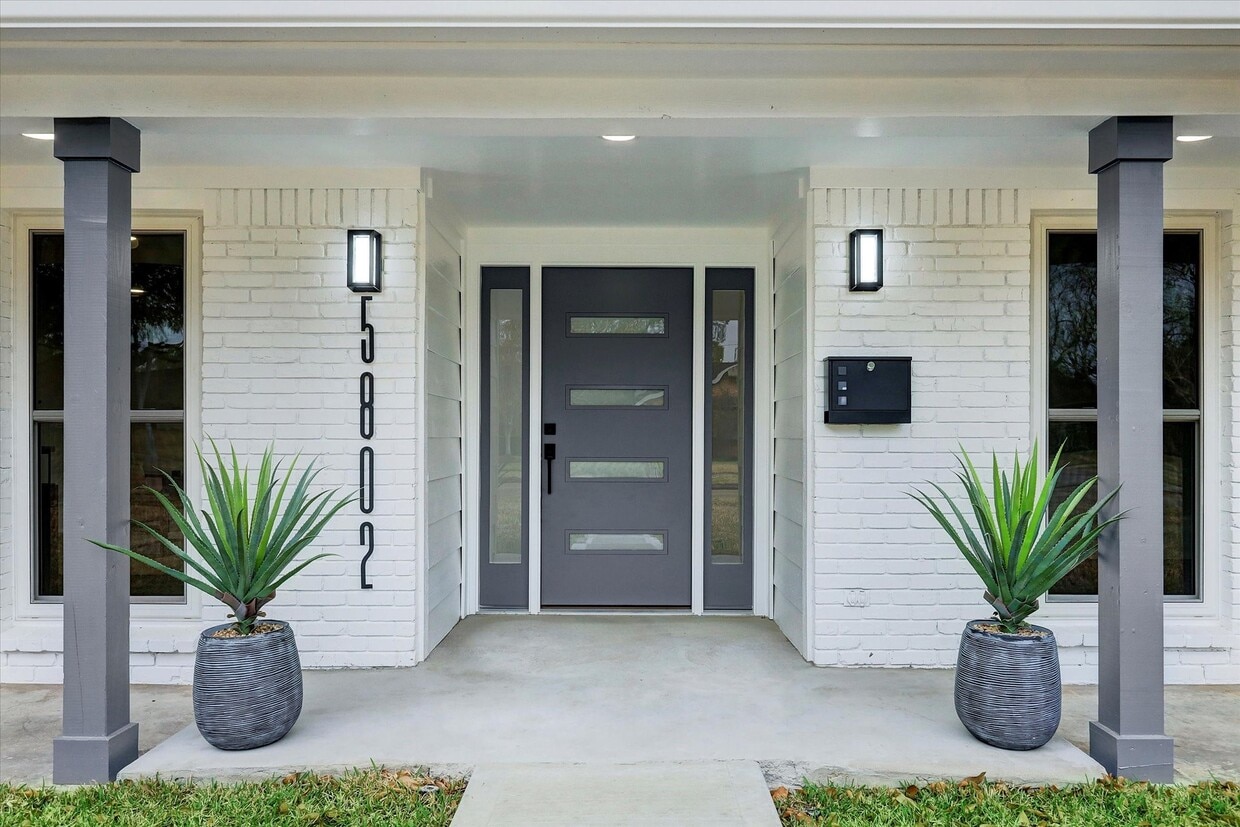 Foto principal - 5802 Valkeith Dr