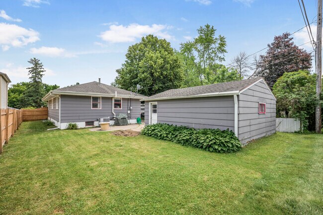 Foto del edificio - 2715 KIRKWOOD LN N