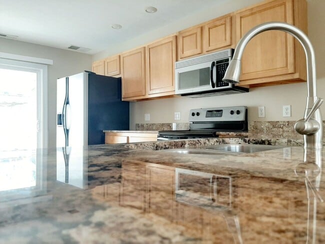 Building Photo - 2 Bed/1.5 Bath Townhouse with Garage - 8/5/2026