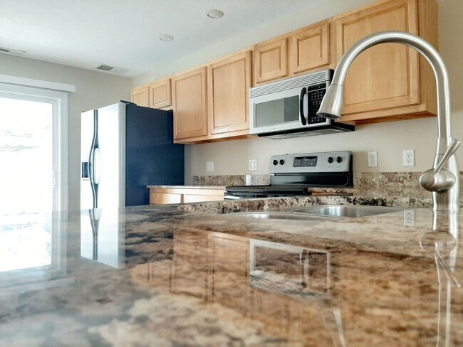 Foto del edificio - 2 Bed/1.5 Bath Townhouse with Garage - 8/5/2026