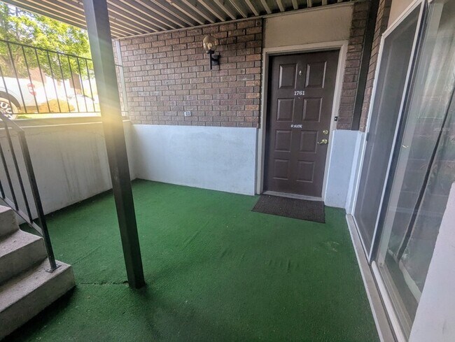 Foto del edificio - 1761 Willowbrook Dr