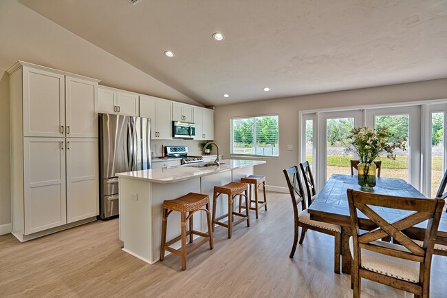 Building Photo - NEW HOME! 3/2  in Hawthorne