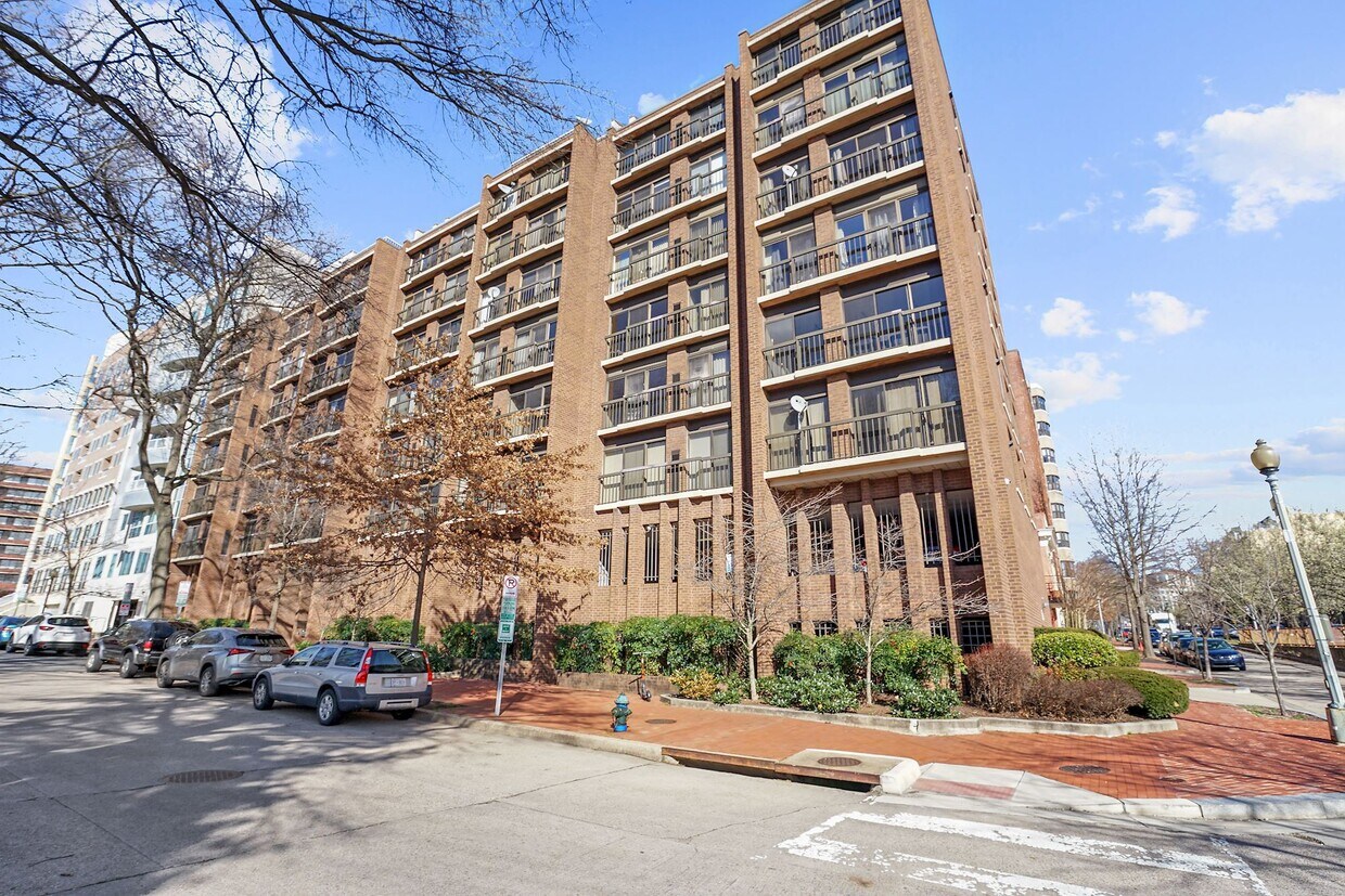 Building - 1001 26th St NW