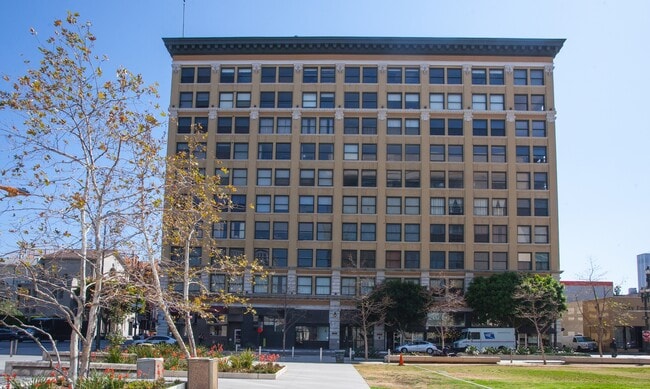 Building Photo - 108 W 2nd St