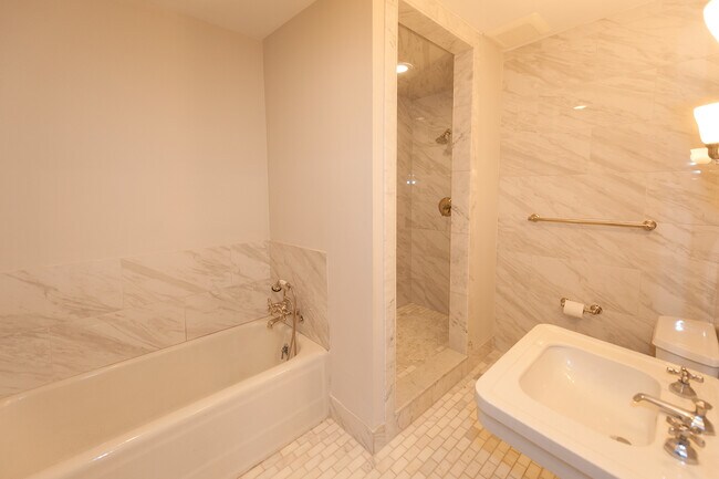 Foto del edificio - 2466 N Lakeview Ave