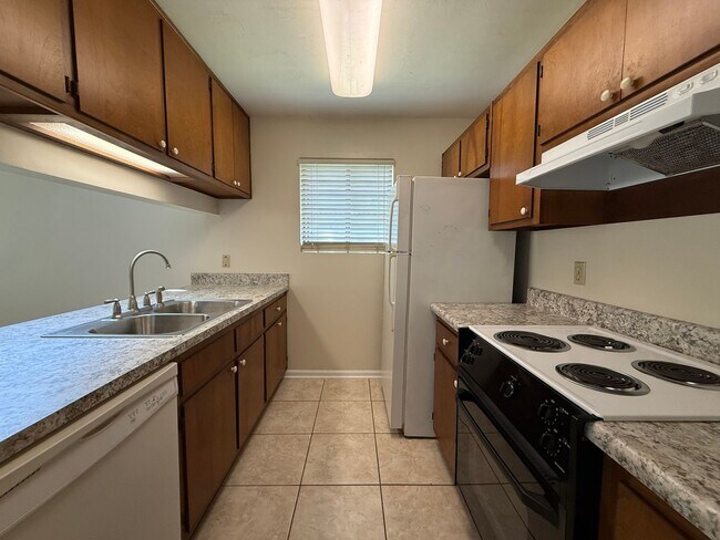 Foto del edificio - Eastside townhome off Park Ave avail NOW!