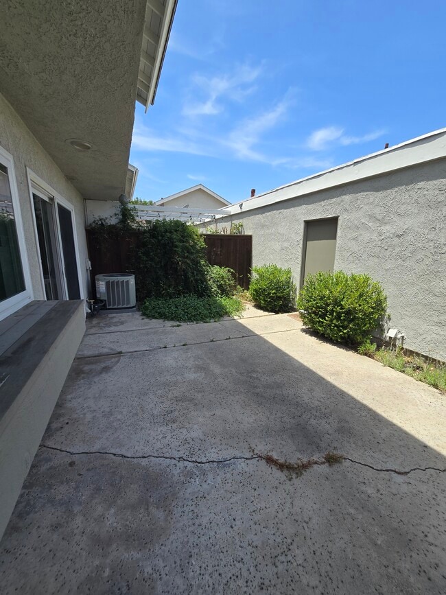 Building Photo - 10 Goldenbush