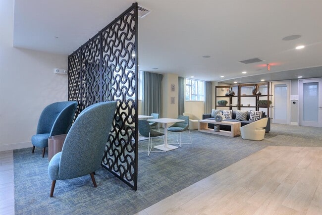 Building Photo - Spacious Luxury 1 bedroom 781 sq ft locate...